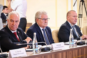 Ведущая Первого канала в Саратове сидела с друзьями в засаде